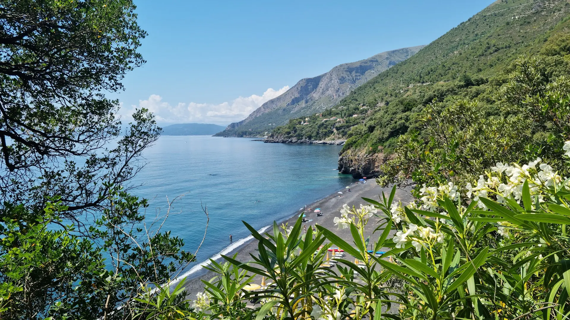 La spiaggia nera di Cala Jannita lungo la costa tirrenica lucana