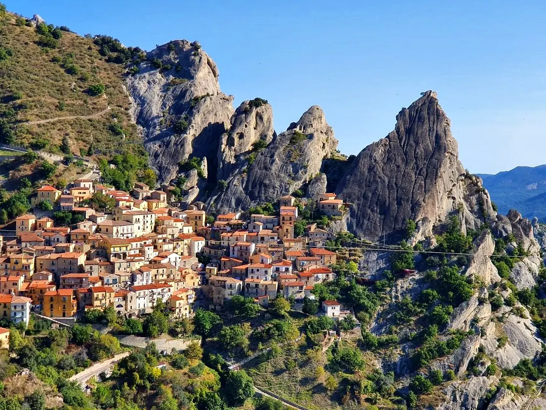 Il borgo di Castelmezzano incastonato tra le guglie delle Dolomiti Lucane