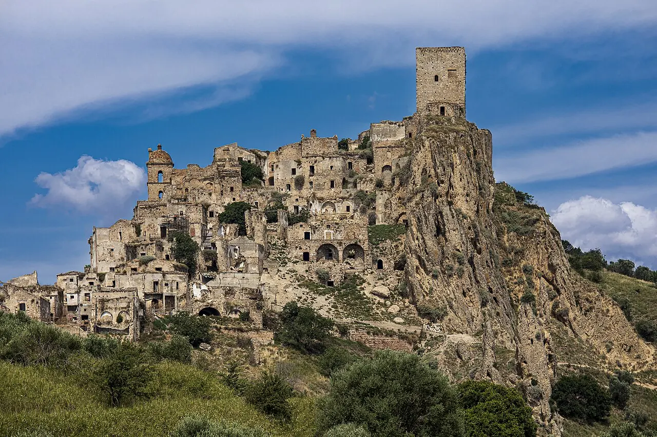 Il borgo fantasma di Craco arroccato sulla rupe argillosa
