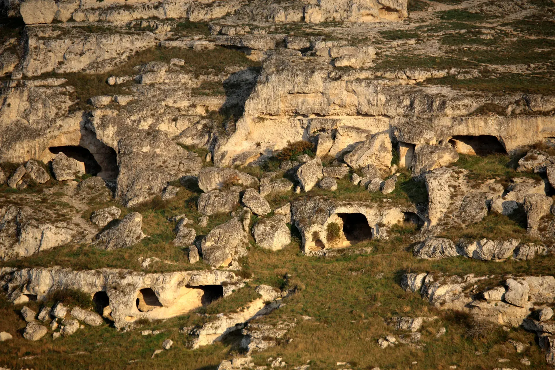 Grotte rupestri nella Murgia materana al tramonto