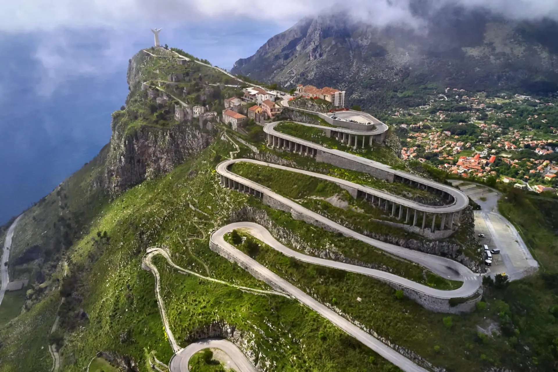 La costa di Maratea con la strada a tornanti e il Cristo Redentore
