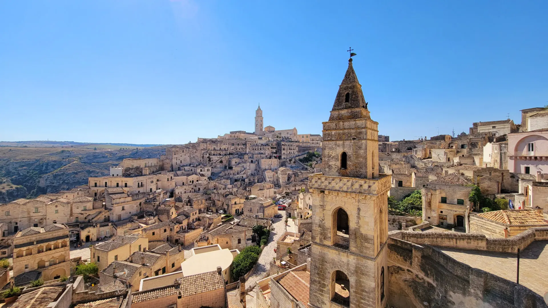 Veduta dei Sassi di Matera con i campanili in pietra calcarea