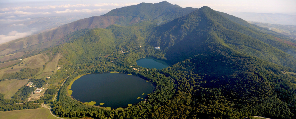 Paesaggio vulcanico del Vulture con vigneti sui versanti